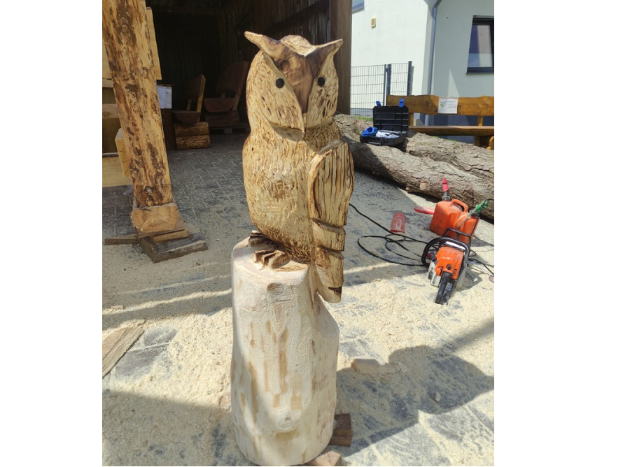 Holzskulptur einer Eule mit Kettensäge