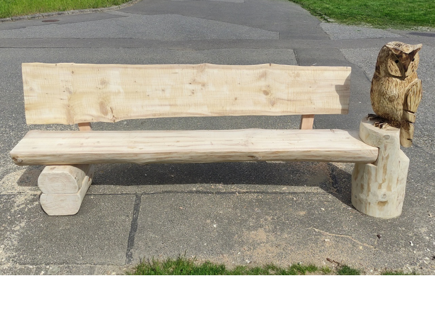 Rustikale Holzbank mit Eulenfigur