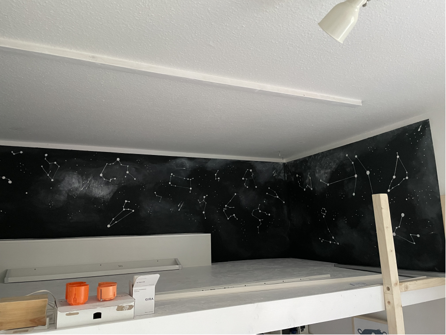 Wand mit Sternenhimmel-Motiv