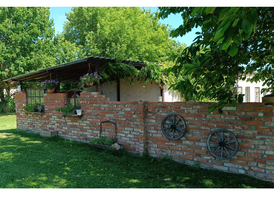 Gartenhaus mit Ziegelmauer