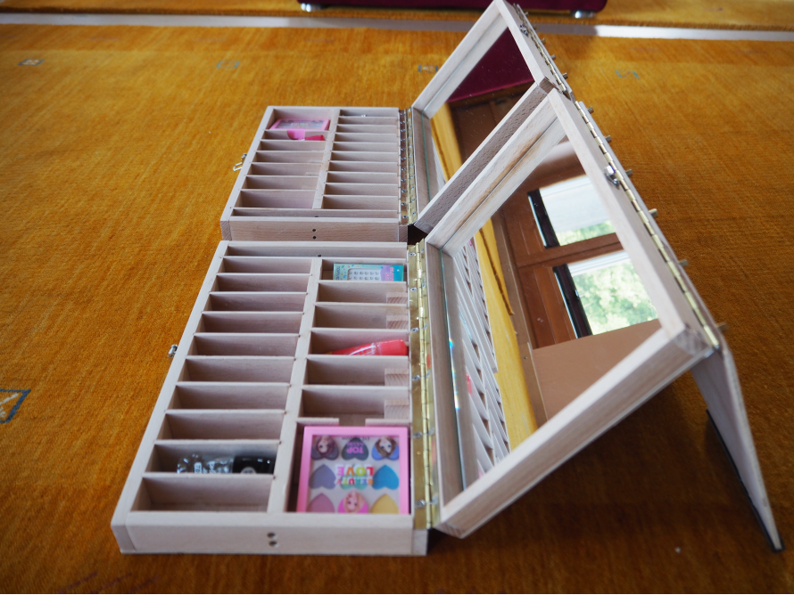 Offener zweiteiliger Schminkkoffer aus Holz