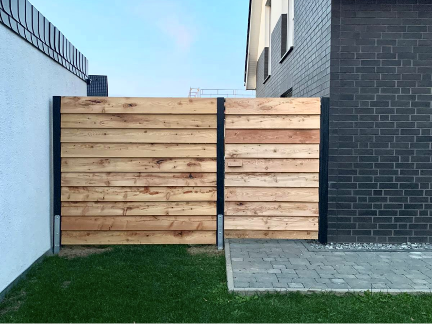 Hölzerner Gartenzaun mit Tür