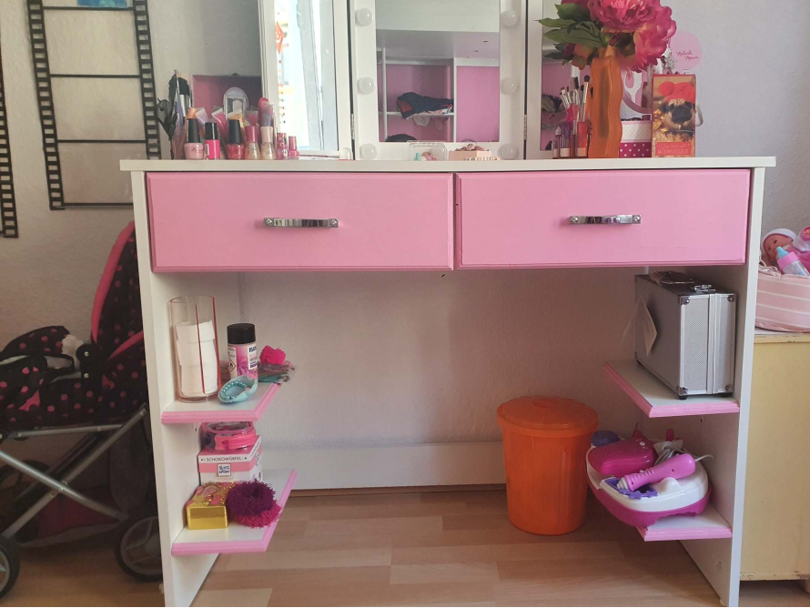 Weißer Schminktisch mit pinken Schubladen