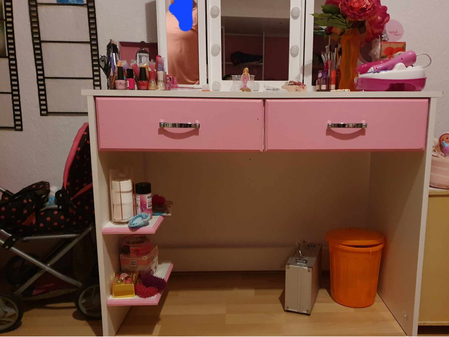 Weißer Schminktisch mit pinken Schubladen