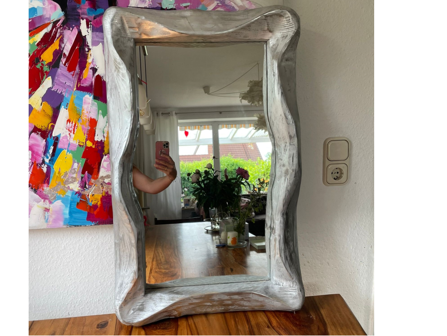 Silberner Spiegel mit welligem Rahmen