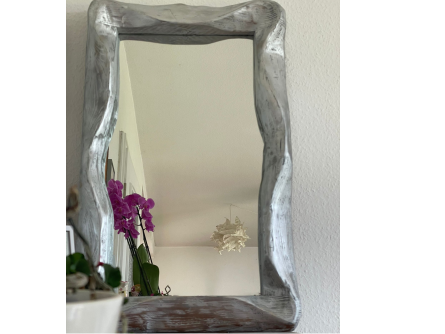 Rustikaler Spiegel mit Holzrahmen
