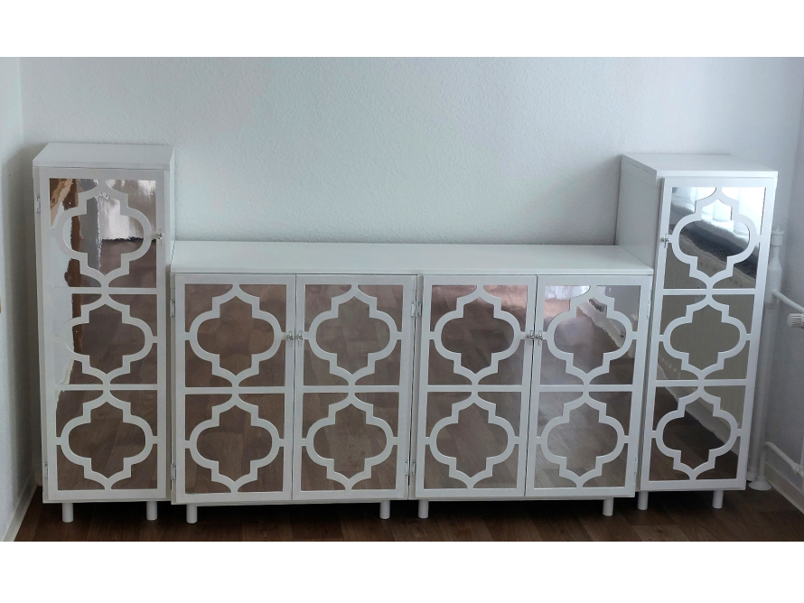 Weißer Schrank mit sechseckigen Mustern