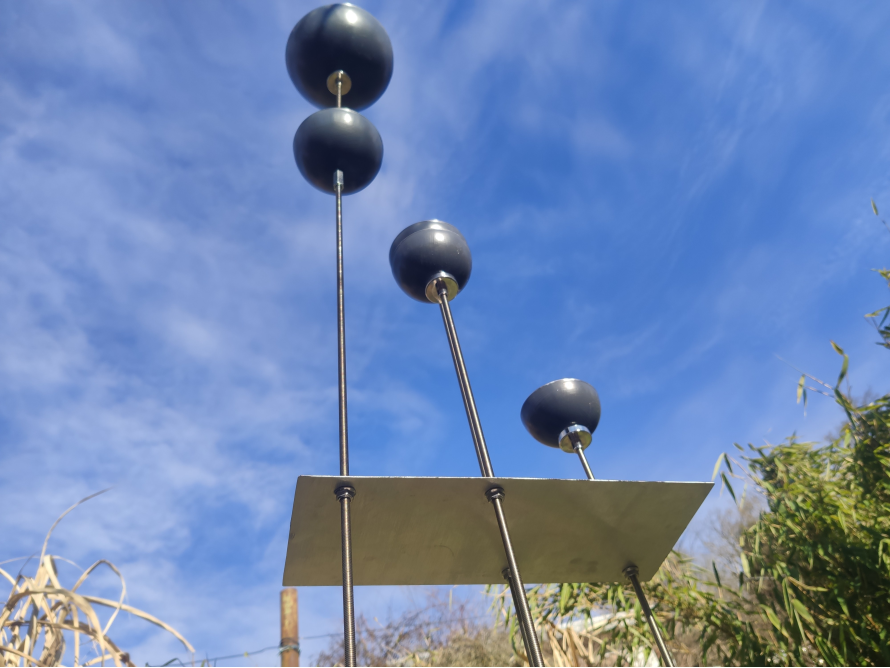 Metallskulptur vor blauem Himmel