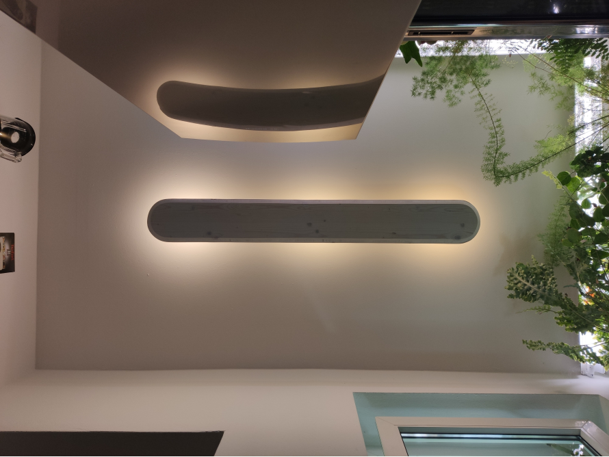 Blick in den Wintergarten mit Beleuchtung