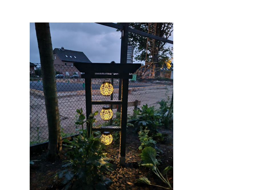 Drei leuchtende Gartenlaternen