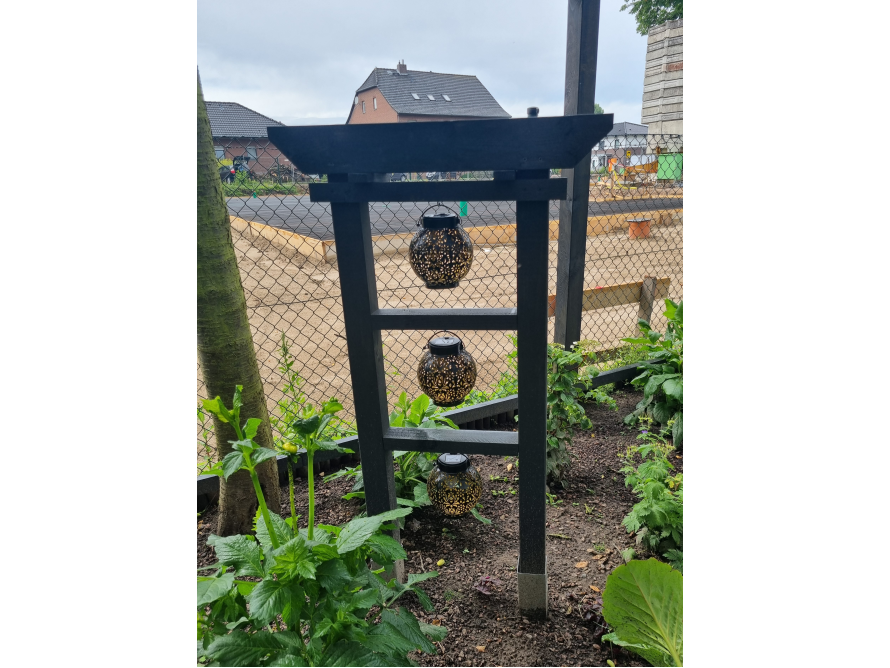 Drei Solarlaternen an einem Gestell