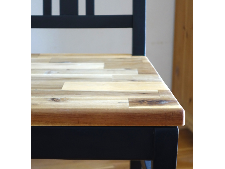 Holzstuhl mit hell gemaserter Sitzfläche