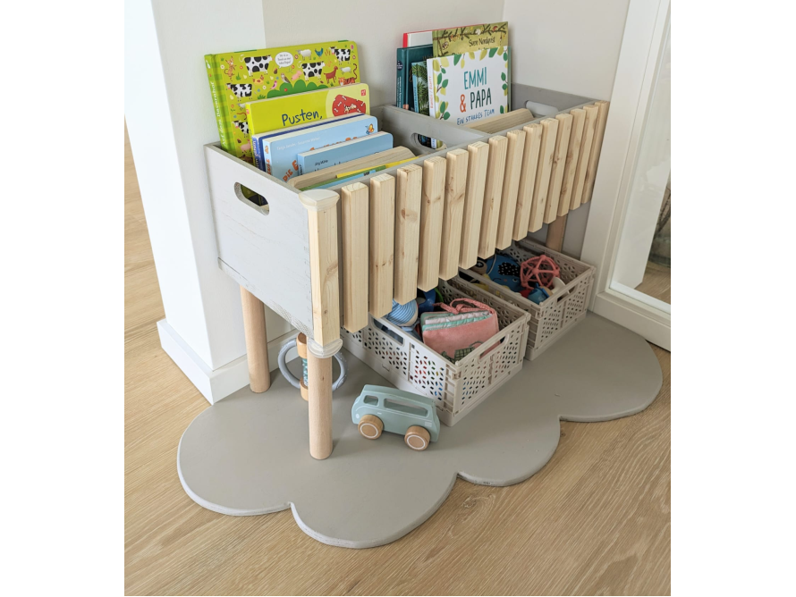 Kinderbücherregal mit Spielzeug