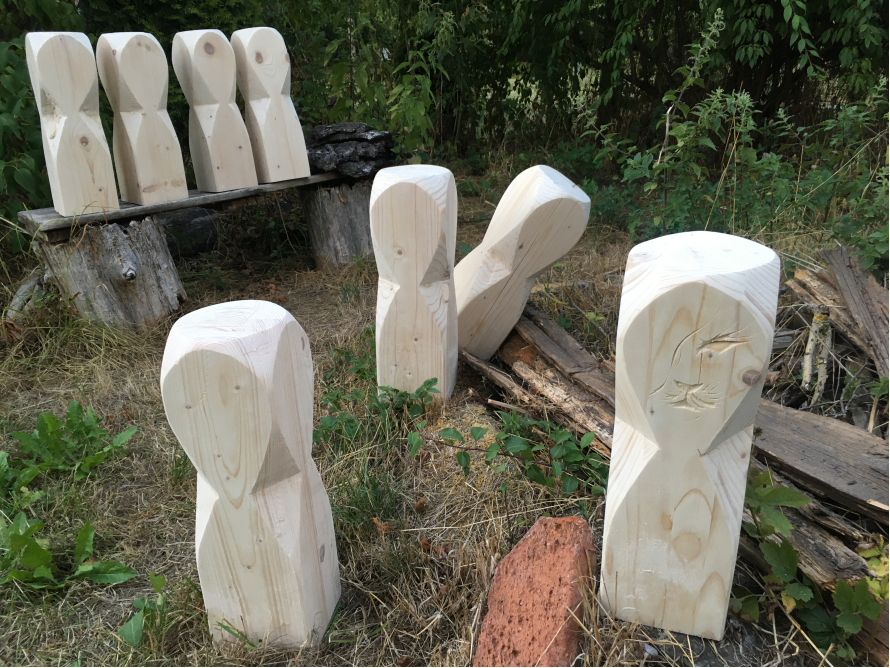 Holzfiguren im Garten