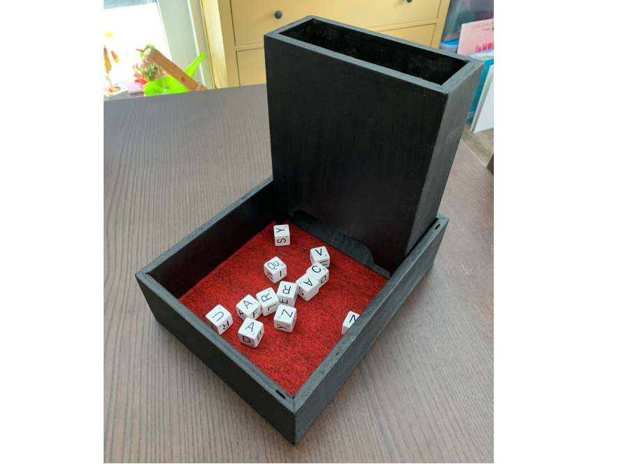 Schwarzer Holzwürfelbehälter mit Buchstabenwürfeln