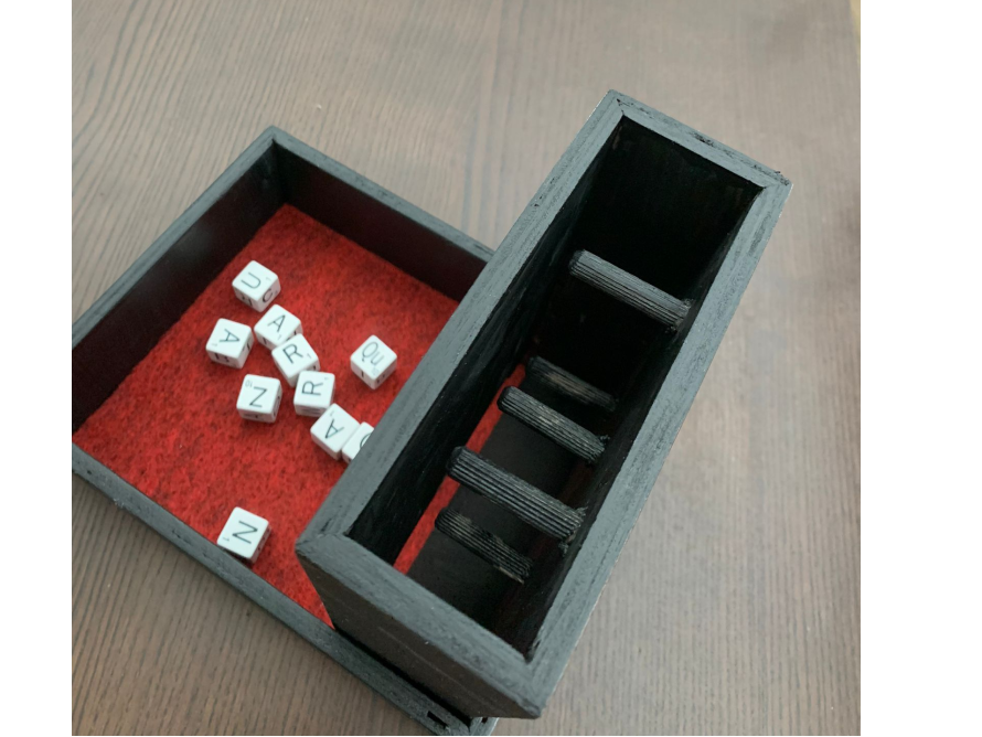 Schwarze Spieleschachtel mit Buchstabenwürfeln