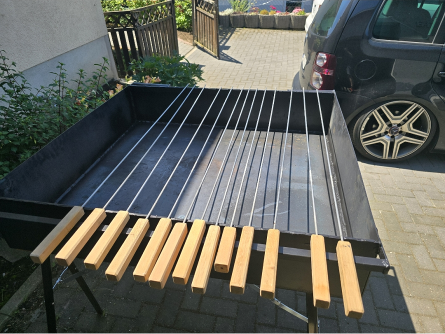 Leerer Grill mit Holzgriffen