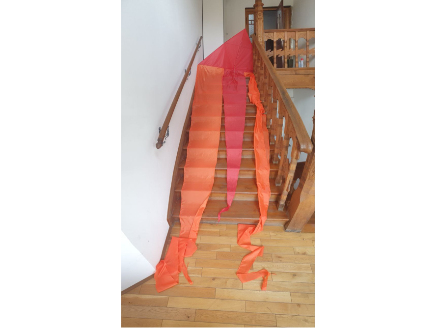 Ein roter Drachen auf einer Holztreppe