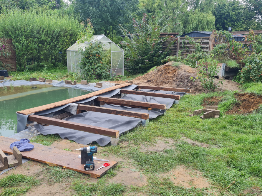Holzgerüst am Teich im Bau