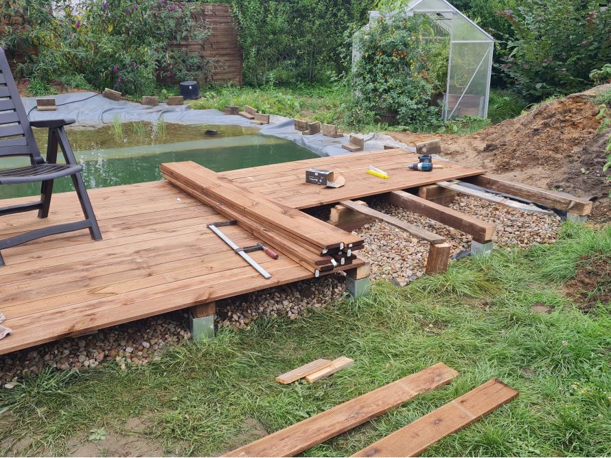 Holzterrasse im Bau, Zwinge liegt auf Brettern