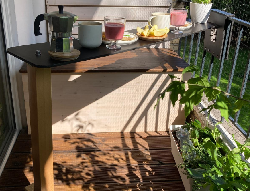 Frühstück auf einem Balkontisch