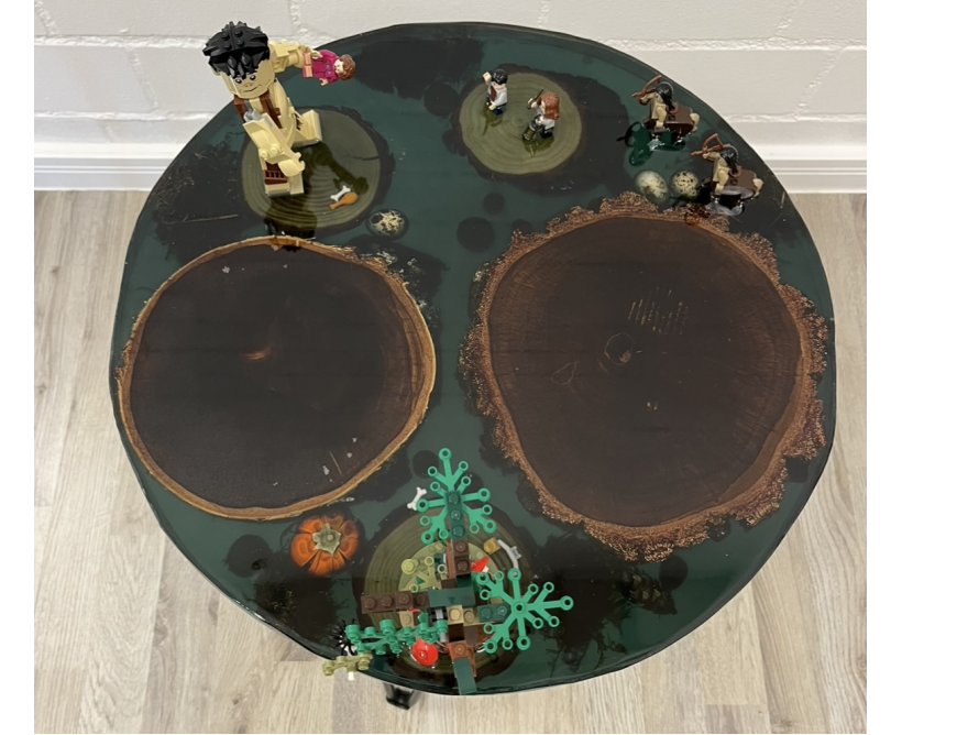 Beistelltisch aus Epoxidharz mit Figuren