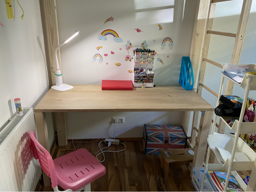 Kinderschreibtisch mit rosa Stuhl
