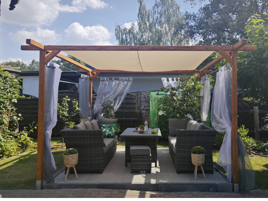 Überdachte Sitzecke im Garten