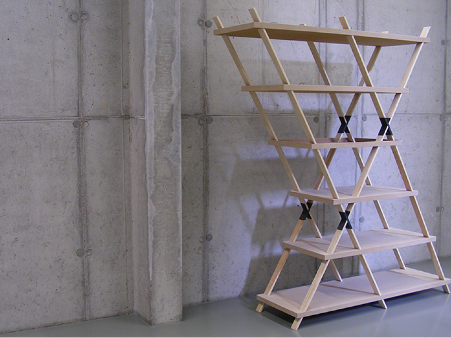 Hölzernes Regal mit schrägen Flächen