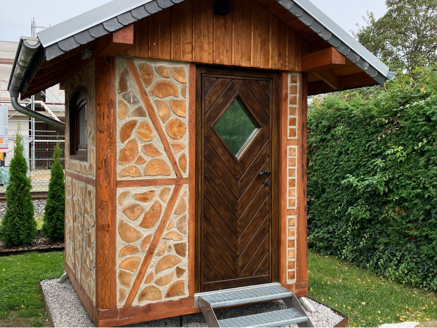 Gartenhaus mit Holzwand