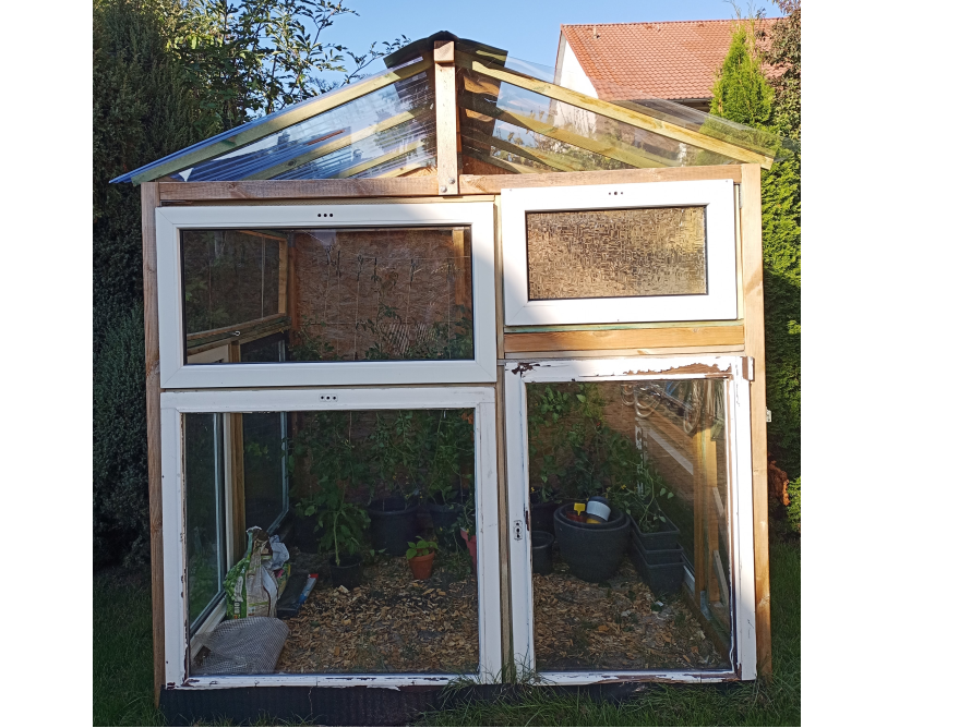Kleines Gewächshaus aus alten Fenstern