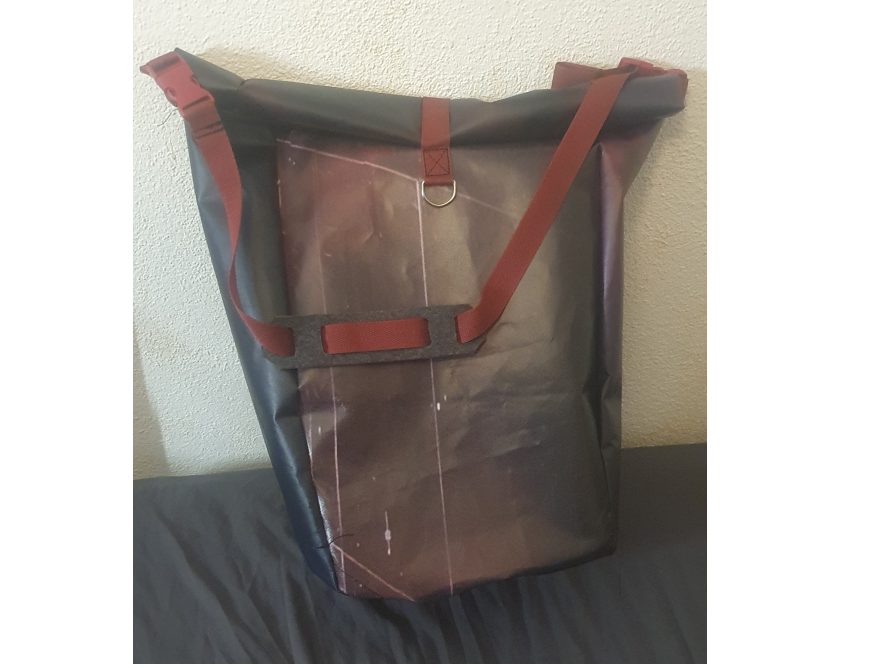 Schwarze und rote Tragetasche