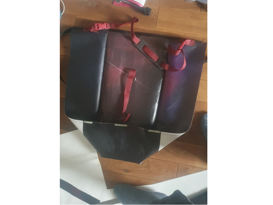 Gepäckträgertasche auf dem Boden liegend