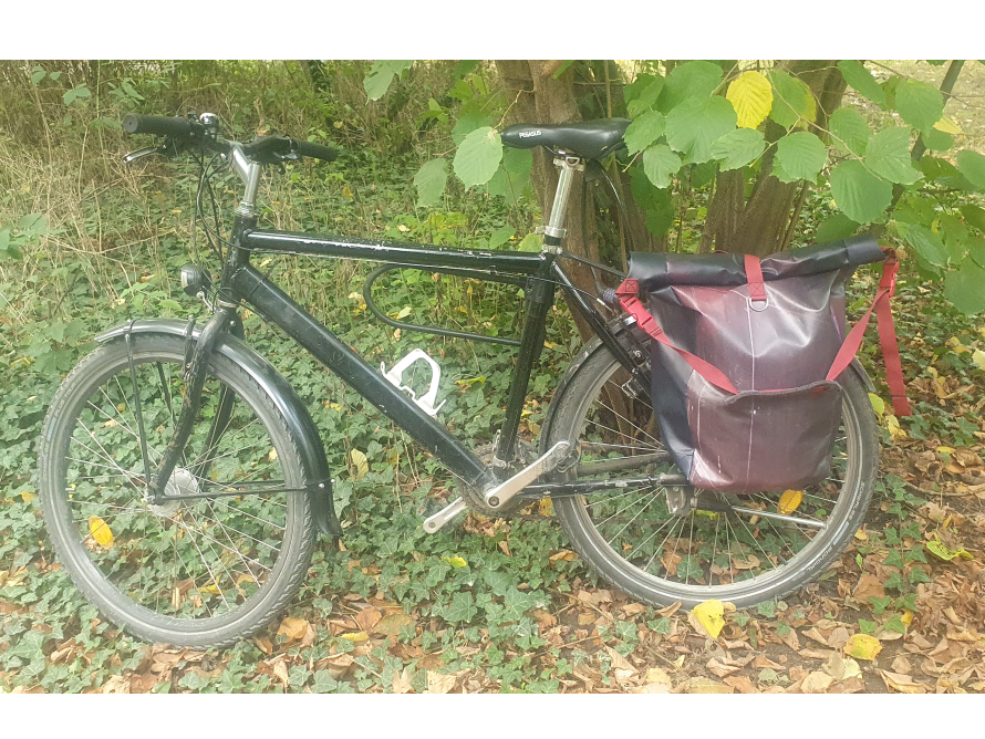 Schwarzes Fahrrad mit Gepäckträgertasche