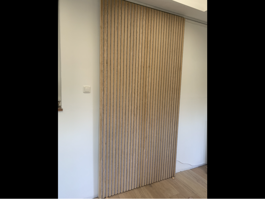 Eine Holzschiebetür mit vertikalen Holzlatten