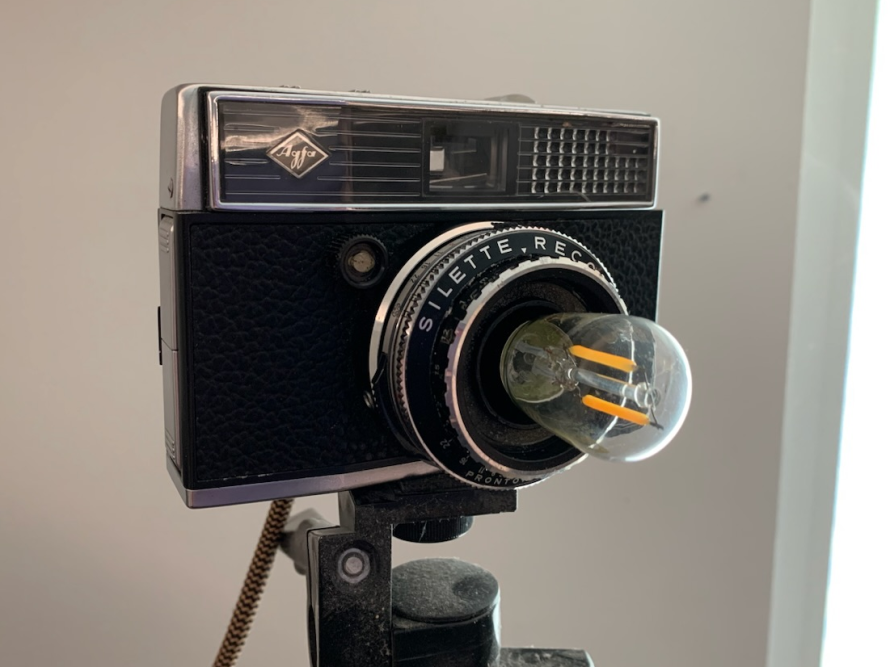 Alte Kamera mit Glühbirne als Objektiv