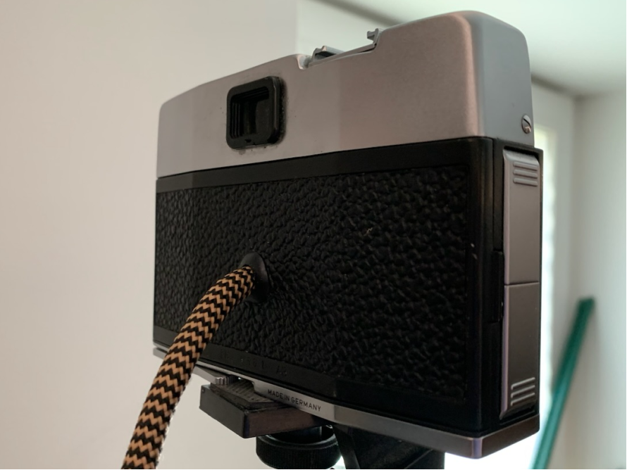 Rückseite einer Kamera auf einem Stativ