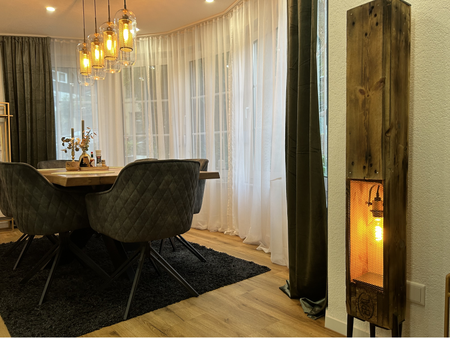 Gemütlicher Essbereich mit rustikaler Stehleuchte