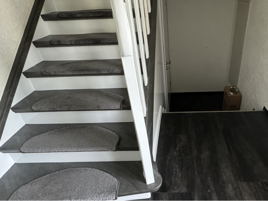 Treppenstufen mit grauen Trittteppichen