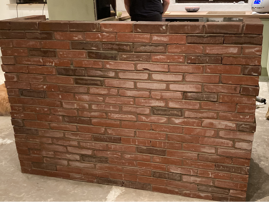 Eine halbfertige Ziegelmauer.