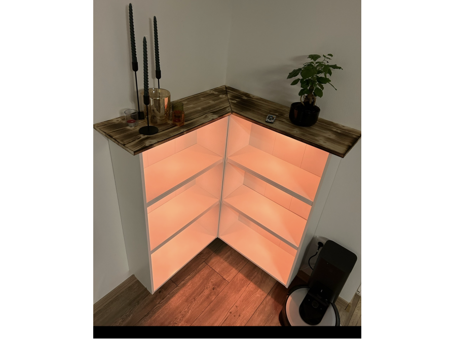 Eckregal mit Beleuchtung