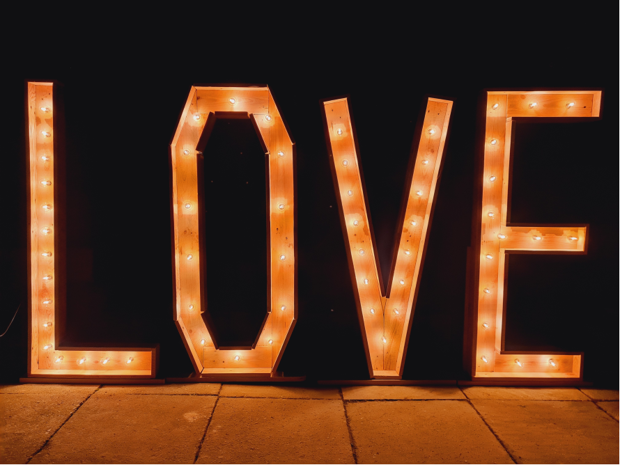 Leuchtbuchstaben LOVE mit Glühbirnen
