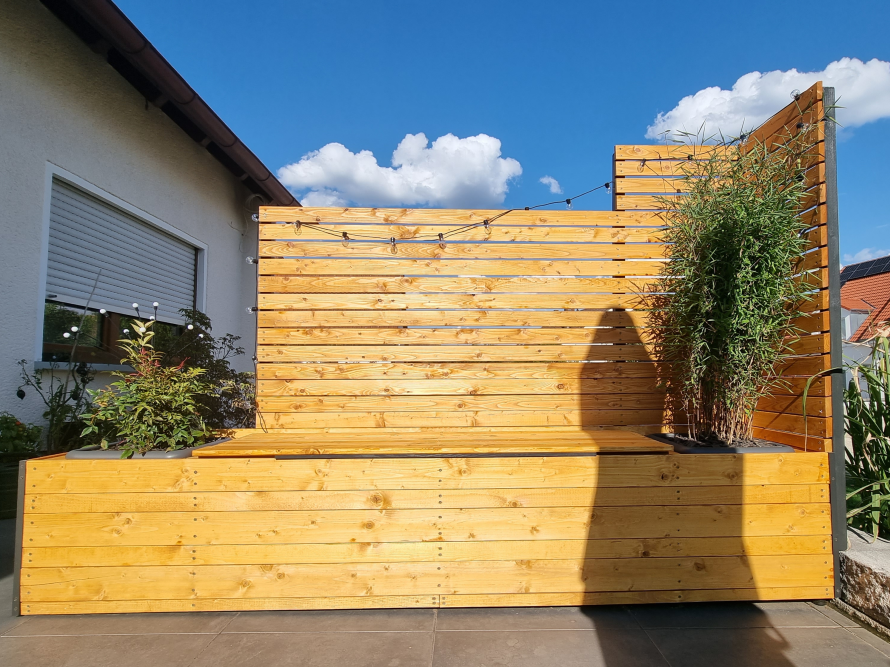 Gartenbank mit Sichtschutz