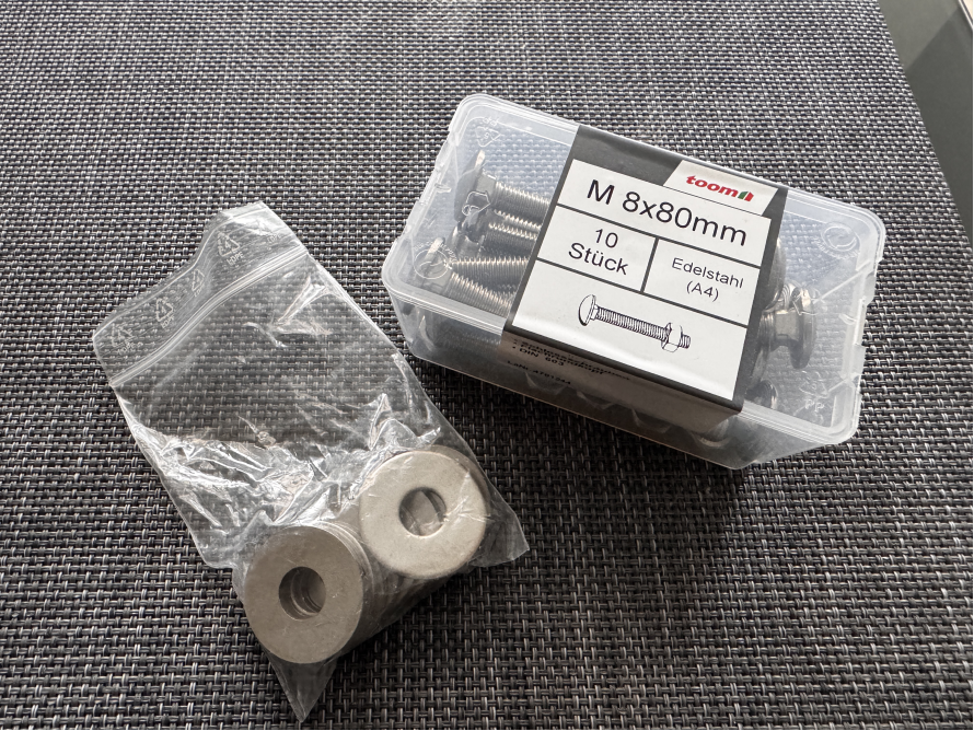Schrauben und Unterlegscheiben in Verpackung
