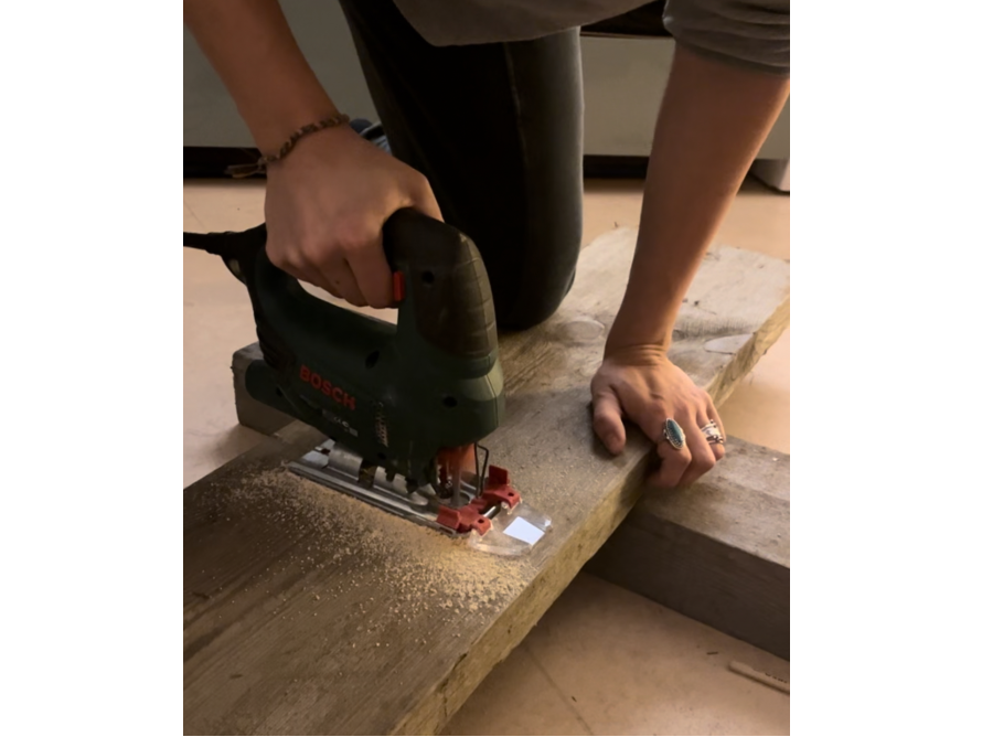 Person sägt Holz mit Stichsäge