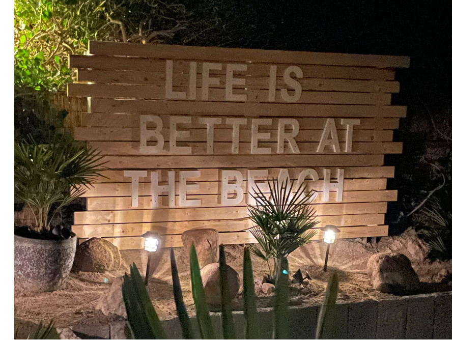 Holzschild mit der Aufschrift "Life is better at the beach".