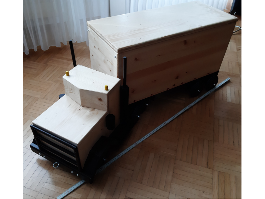 Spielzeuglastwagen aus Holz mit Zollstock