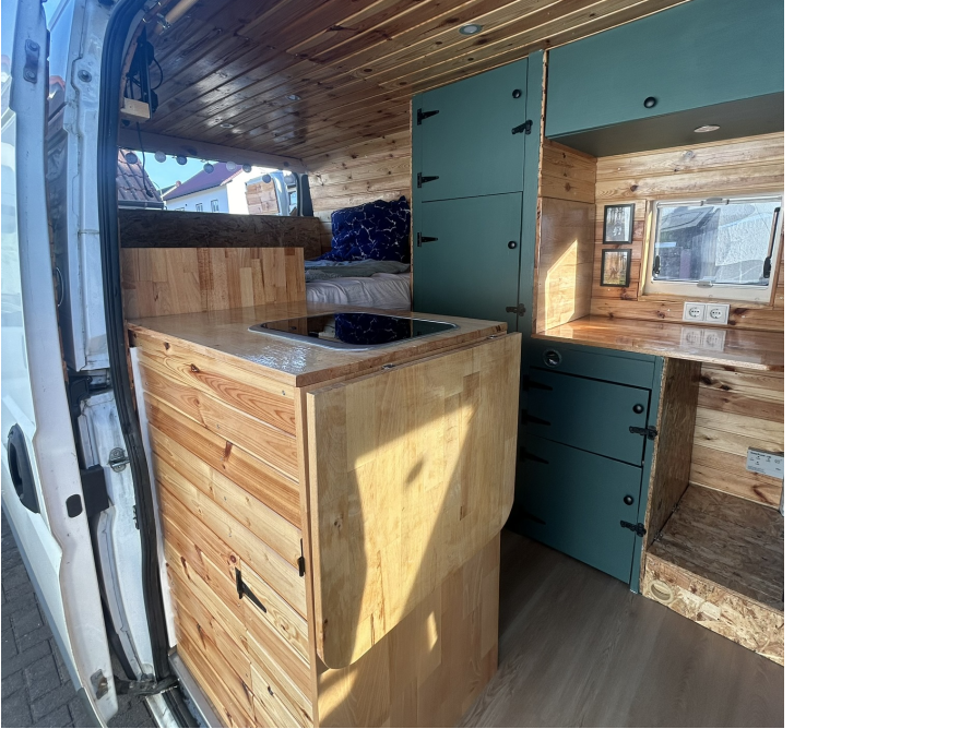 Innenausbau eines Campingbusses mit Holzmöbeln