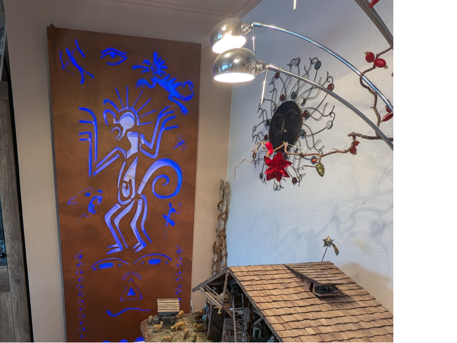 Kunstvolle Metallwanddekoration mit blauer Beleuchtung