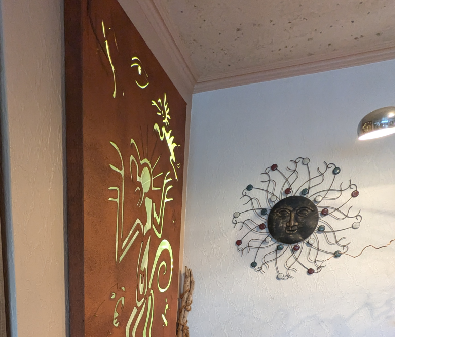 Wanddekoration mit Beleuchtung